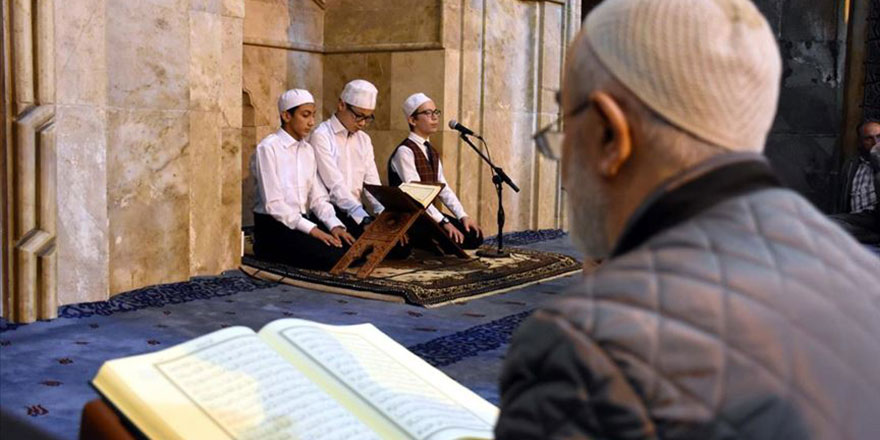 Tarihi camilerdeki geleneği çocuk hafızlar sürdürüyor