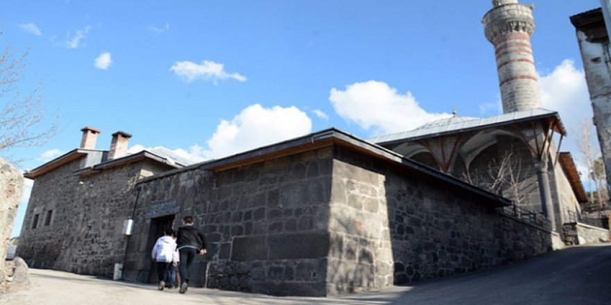 Kurşunlu Medresesi ilim dağıtıyor