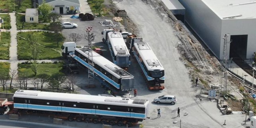 Sürücüsüz metronun yeni tren vagonları raylara indirildi