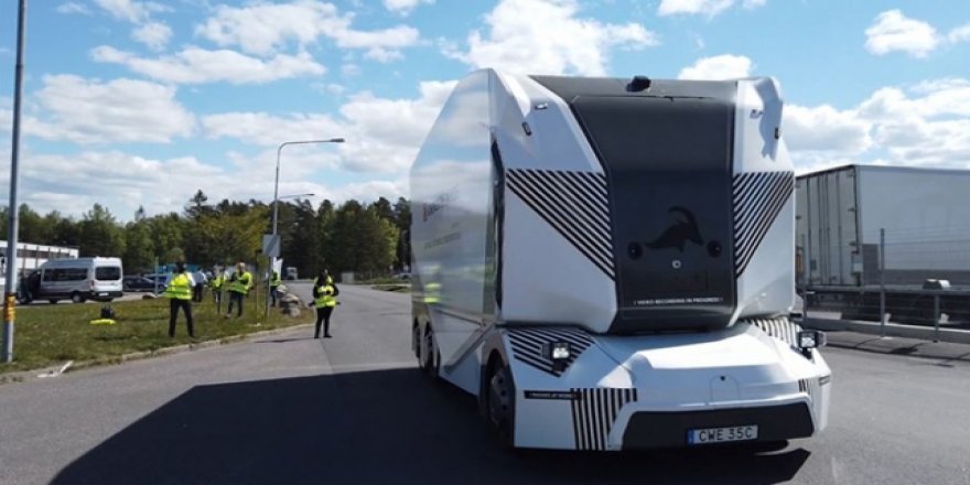 Elektrikli sürücüsüz kamyon yollarda