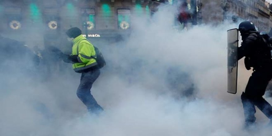 Fransa'da öğrencilere diz çöktüren polis suçsuz bulundu