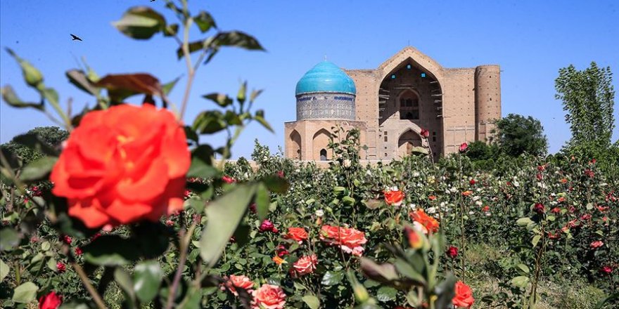 Ramazan'da Hoca Ahmet Yesevi Türbesi dolup taşıyor