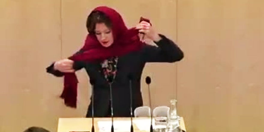 Avusturyalı milletvekili başörtüsü yasağına başını örterek tepki gösterdi