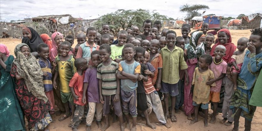 Somalili çocuklar TDV'nin dağıttığı balon ve şekerlerle sevindi