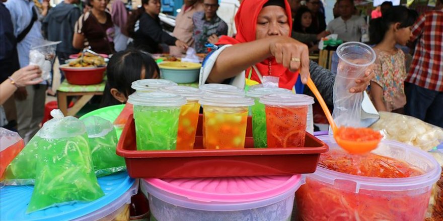 Endonezya'da iftar sofralarının hafif atıştırmalıkları 'takjil'