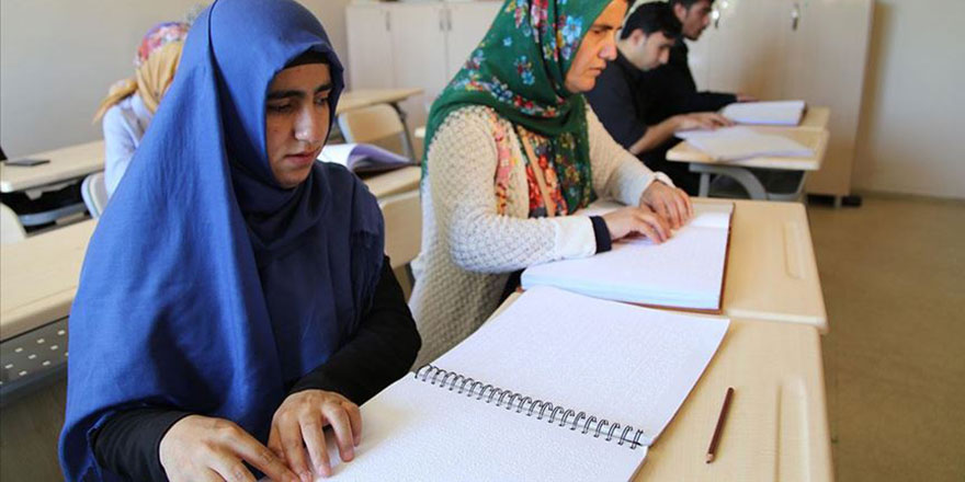 Parmak uçlarıyla Kur'an hatmi yapıyorlar