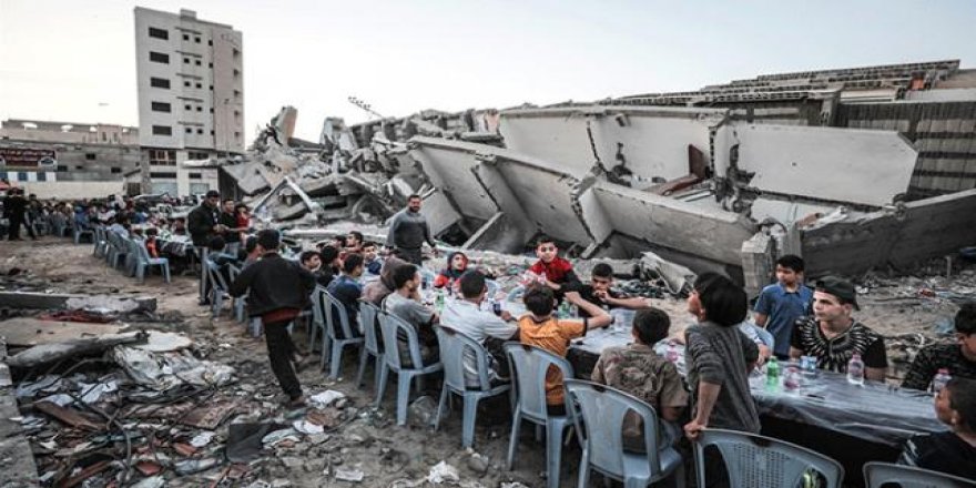 Filistinliler Gazze'de yıkılan evlerin molozları arasında iftar yaptı