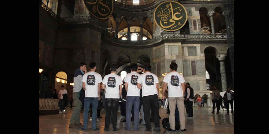 'Ayasofya Camiine ayakkabıyla girilmez' diyen gençler polis gözetimine alındı