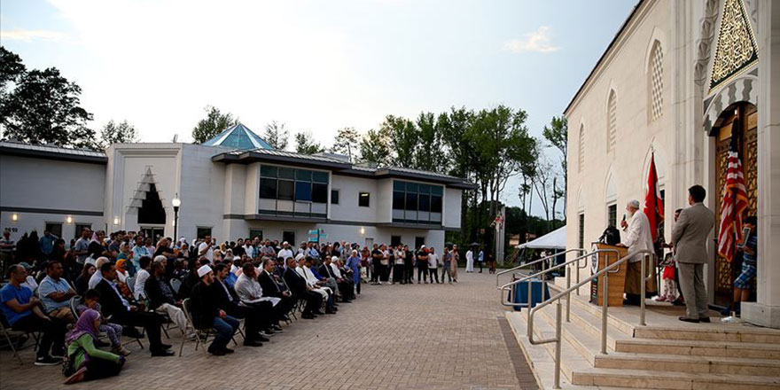 ABD'de yaşayan Müslümanlar Kurban Bayramı namazı için camilere akın etti