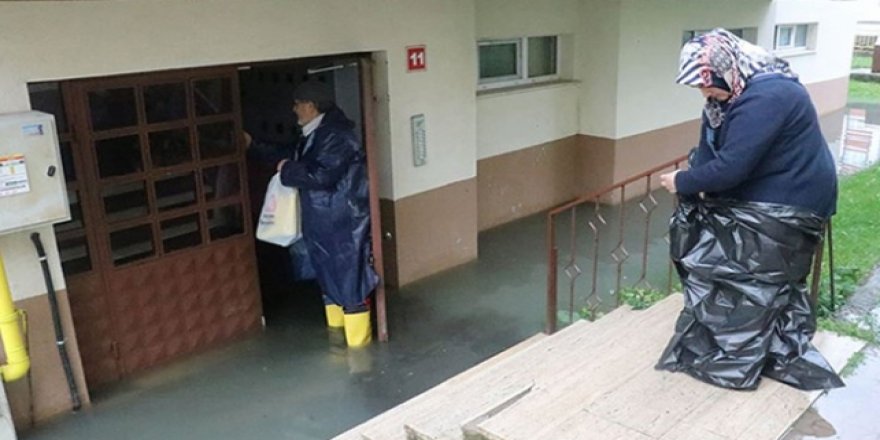 Bolu'da ev ve iş yerlerini su bastı