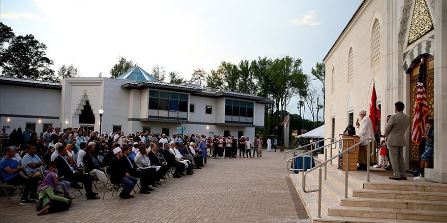 ABD'de yüzlerce kişi Diyanet Camisi'nin kundaklanmasını protesto etti