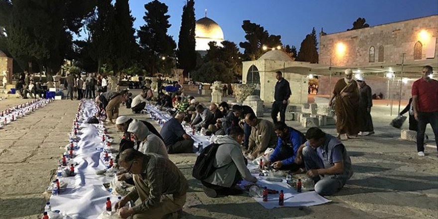 Sadakataşı Derneği Aksa'da iftar verdi