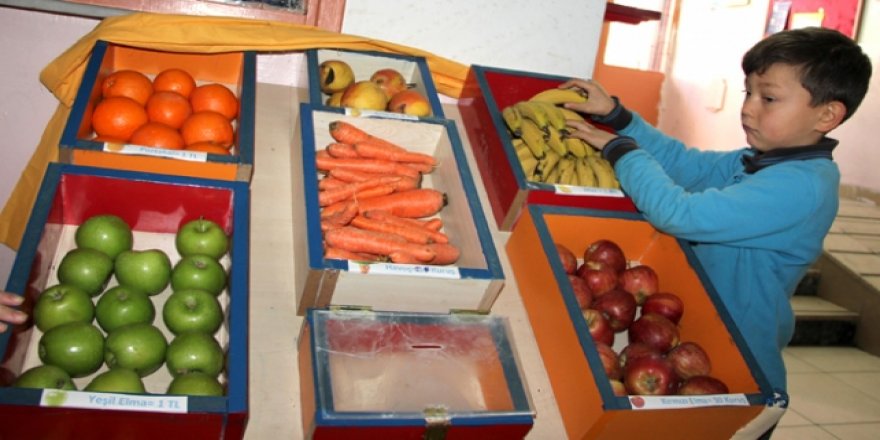 Öğrenciler görevlisi olmayan manavda dürüstlüğü öğreniyor