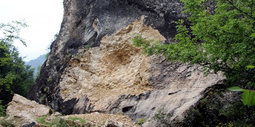 2 bin yıllık tarihi kitabeyi dinamitle patlatıp çaldılar
