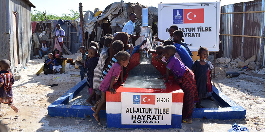 Yıldız Tilbe’den yetim çocuklara iftar sürprizi, Afrika'ya su kuyusu