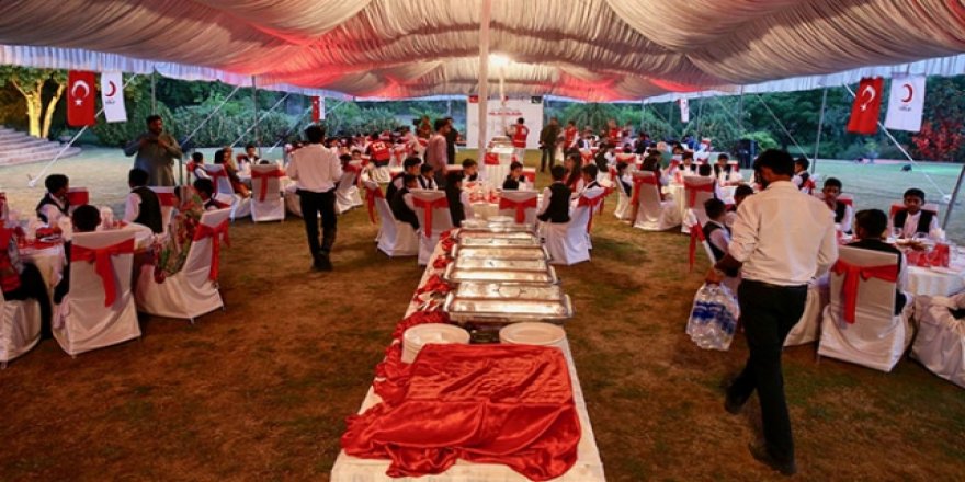 Türk Kızılayı'ndan Pakistanlı yetimlere iftar ve bayramlık