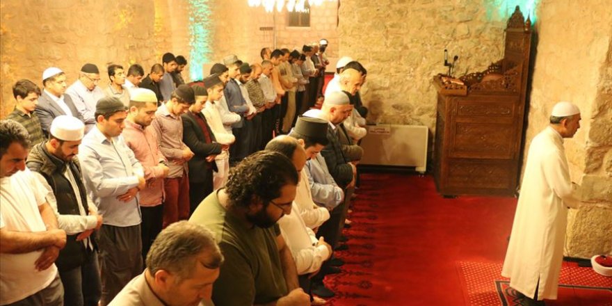 Tarihi camide hatimle namaza saf tutuyorlar