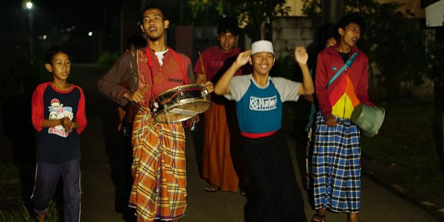 Endonezya'da sahura kaldırma geleneği çocuklara emanet