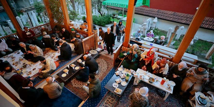 Saraybosna'nın tarihi camisinde 'mahalle iftarı'