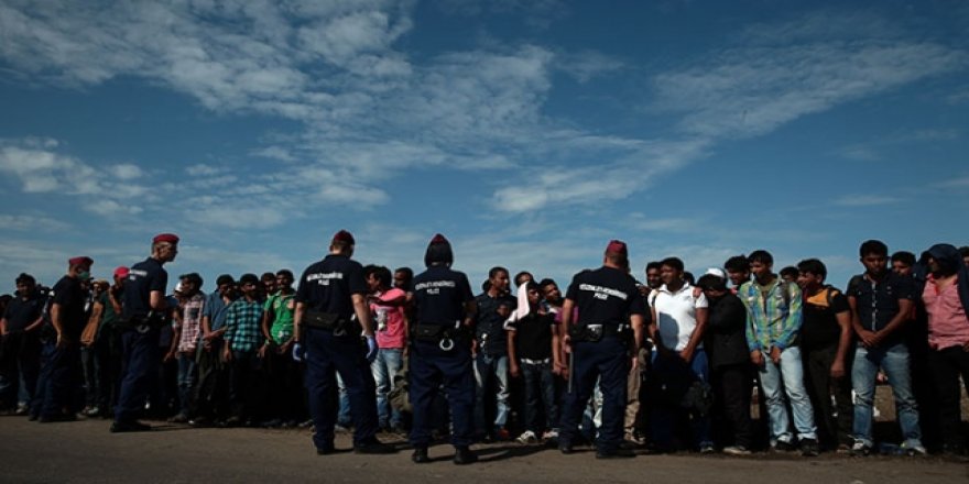 Macaristan, hasta göçmen çifte yemek bile vermedi
