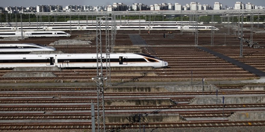 Çin, saatte 600 kilometre hızla gidecek trenin prototipini tanıttı