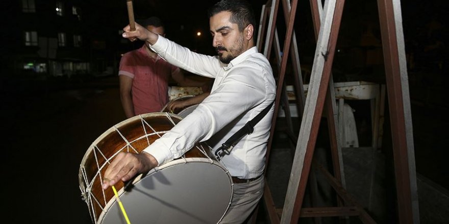 Ramazan davulu ihtiyaç sahibi çocuklar için çalıyor