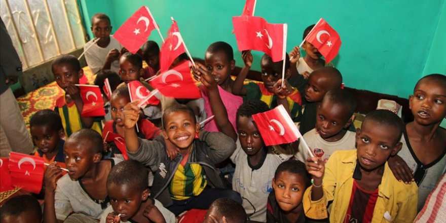 Somalili yetimler Türkiye'nin sayesinde güldü