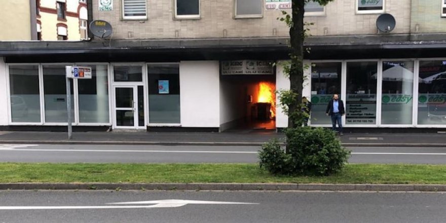 Almanya'da İslam düşmanları camiyi kundakladı