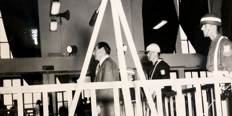 'Halksız demokrasiler gibi halksız ihtilaller de vardır'