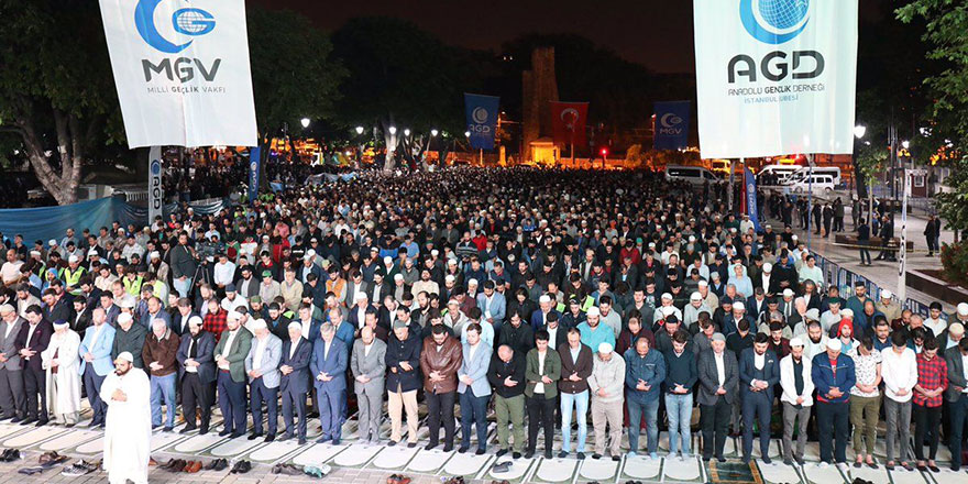 İbadete açılması için Ayasofya önünde namaz kılındı