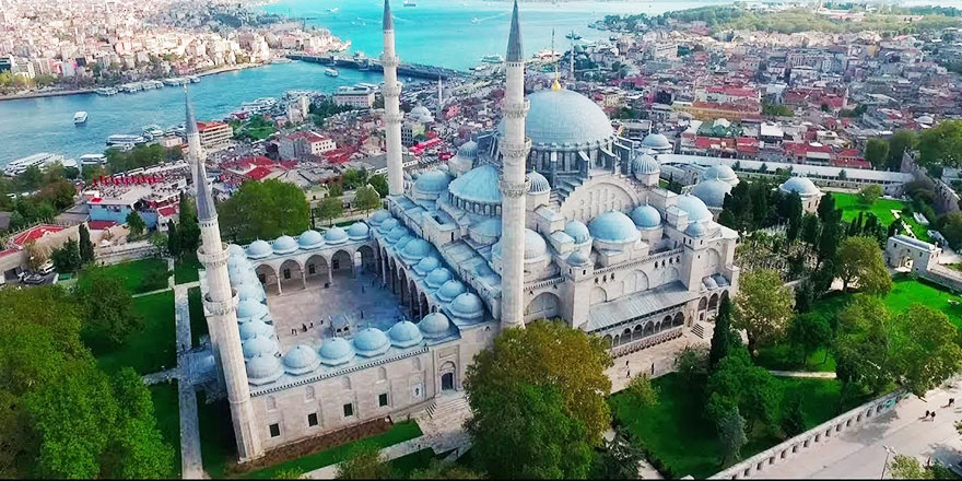Süleymaniye Camiinin duvarını delik deşik ettiler!