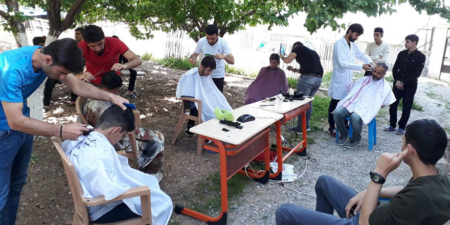 Bayram öncesi öğrencilere ücretsiz tıraş