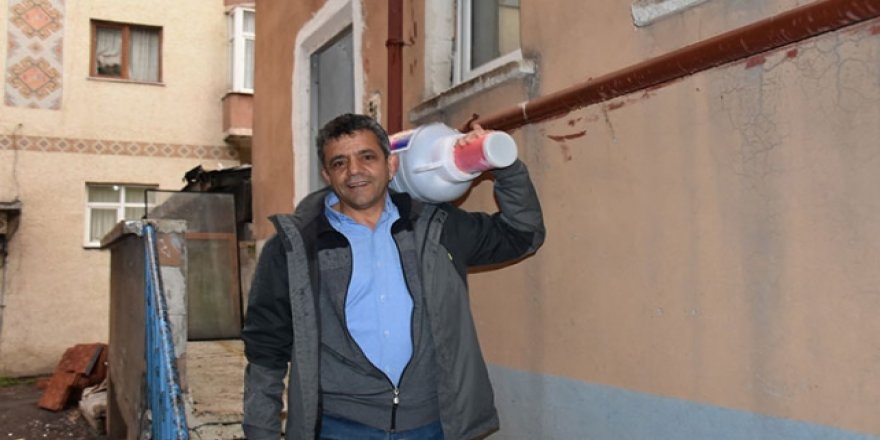 İftar vakti peynir bidonundan yaptığı ramazan topunu patlatıyor