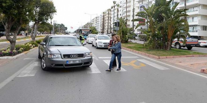 Kurallara uymayan yayalar da ceza yedi