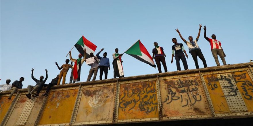 Sudan'da halk sokaklarda