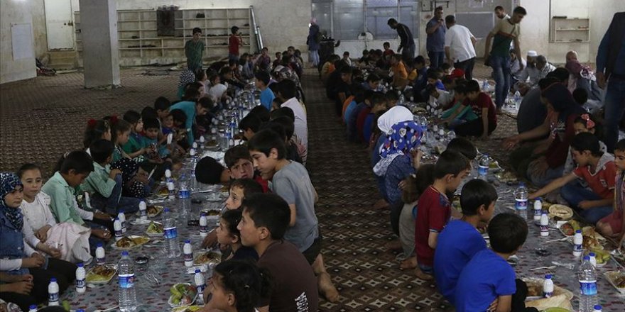 Türk aktivistlerden Suriye'de 2 bin 500 kişiye iftar