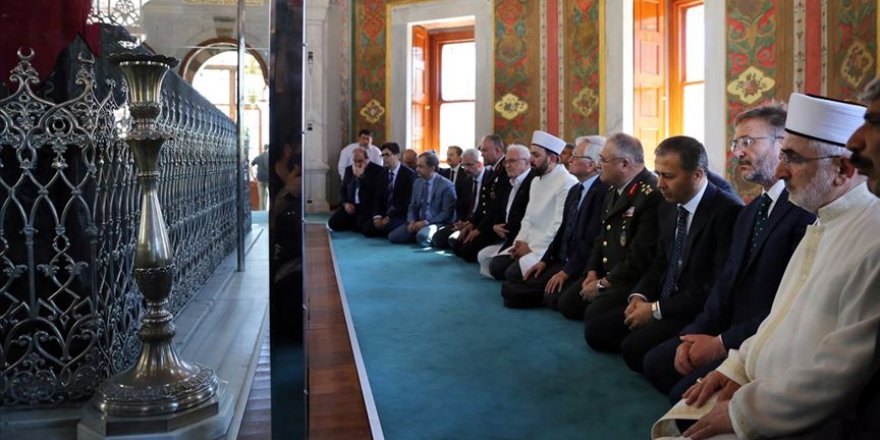 Fatih kabri başında dualarla anıldı