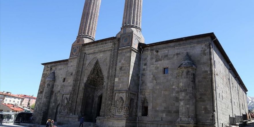 Çifte Minareli Medrese motifleriyle göz kamaştırıyor