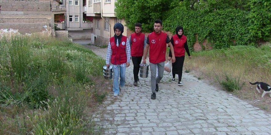 Gençler bir kap yemekle gönülleri kazanıyor