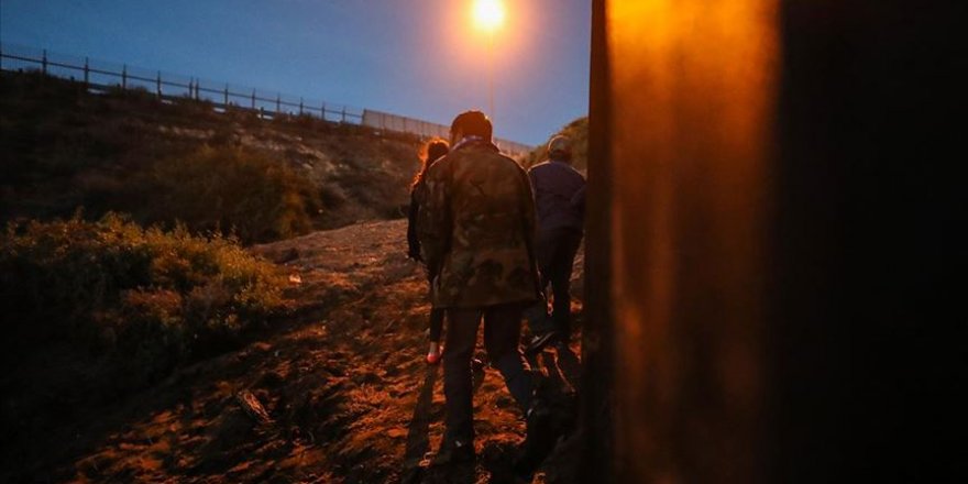 Trump destekçileri duvar örüyor