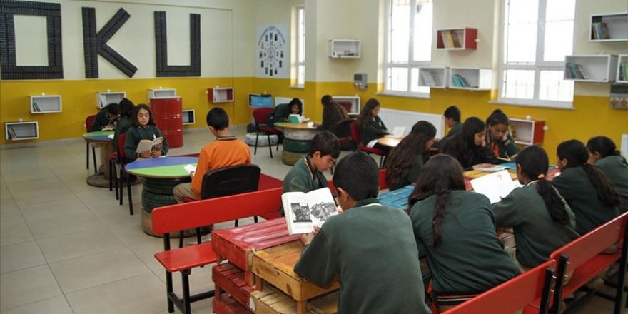 Atık malzemelerle 'geri dönüşüm kütüphanesi' oluşturdular