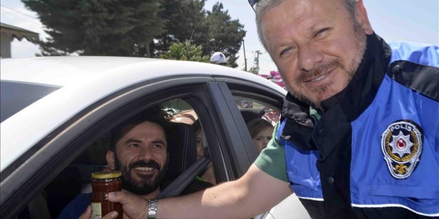 Polisten sürücülere kuşburnu ikramı