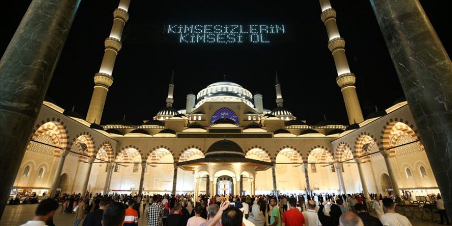 Büyük Çamlıca Camii'ne dün akşam yoğun ilgi