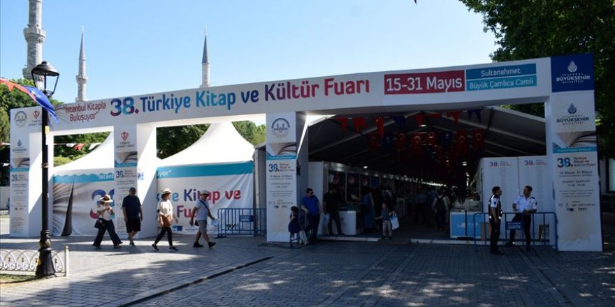 Rus da dinsiz kalamaz: Fuarda en çok Rusça mealli Kur'an satıldı