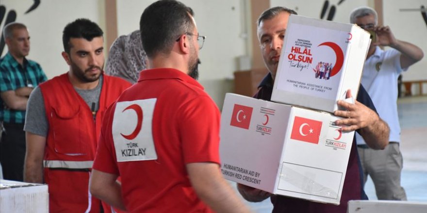 Türk Kızılay Kerkük'teki ihtiyaç sahiplerine gıda ve giysi yardımı yaptı