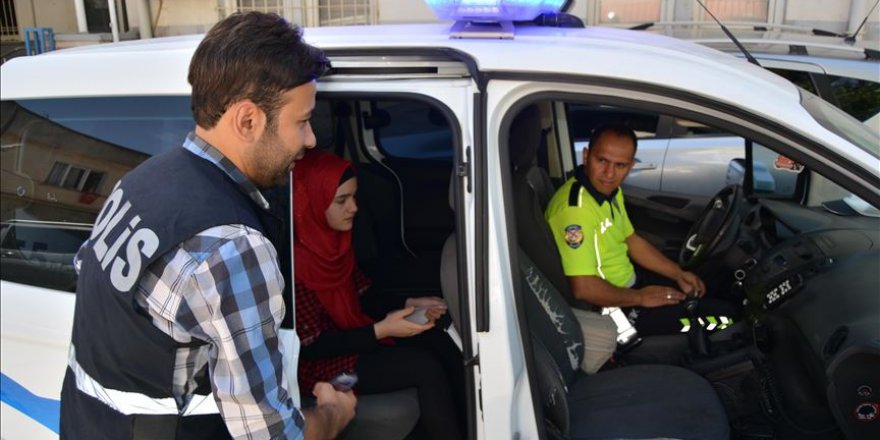 Kimliğini unutan öğrenciyi polisler sınava yetiştirdi