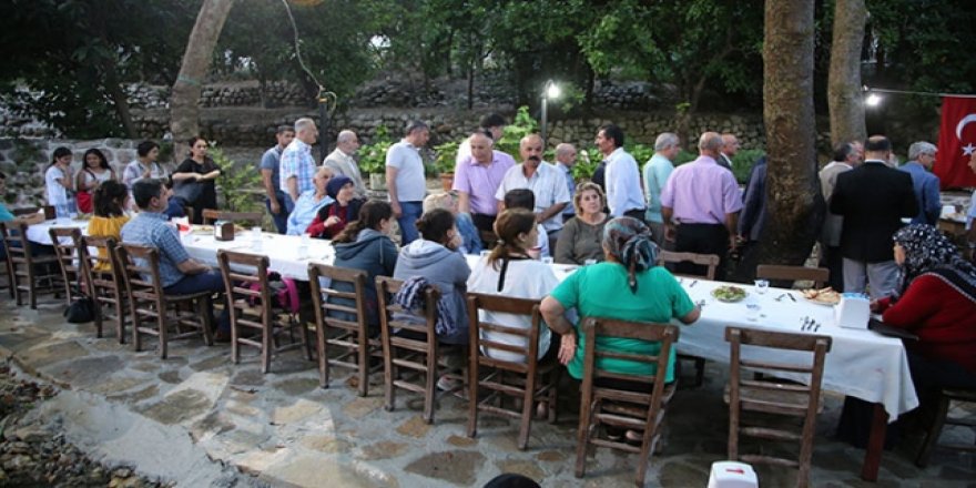 Hatay'da "kardeşlik sofrası" kuruldu