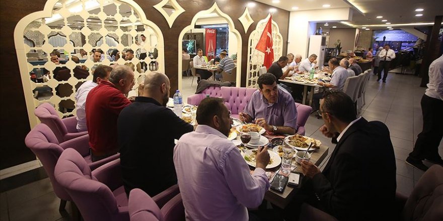 Ramallah'ta Türkiye mezunlarının iftarı