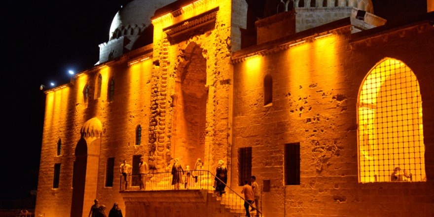 Tarihi medresede açık havada teravih namazı