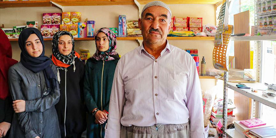 Harçlıklarıyla veresiye defterindeki iki kişinin borcunu sildirdiler